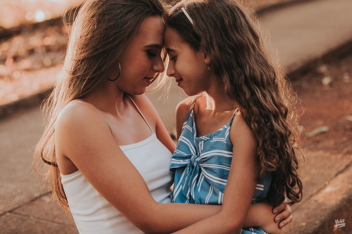 ensaio deburante, ensaio de 15 anos, fotografia, victor ataide, mirante das mangabeiras, por do sol, belo horizonte, irmã, abraço