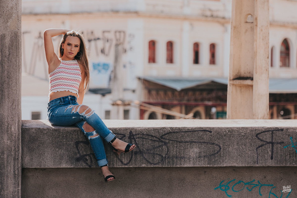 ensaio deburante, ensaio de 15 anos, fotografia, victor ataide, viaduto santa tereza, belo horizonte, mão na cabeça, perna cruzada