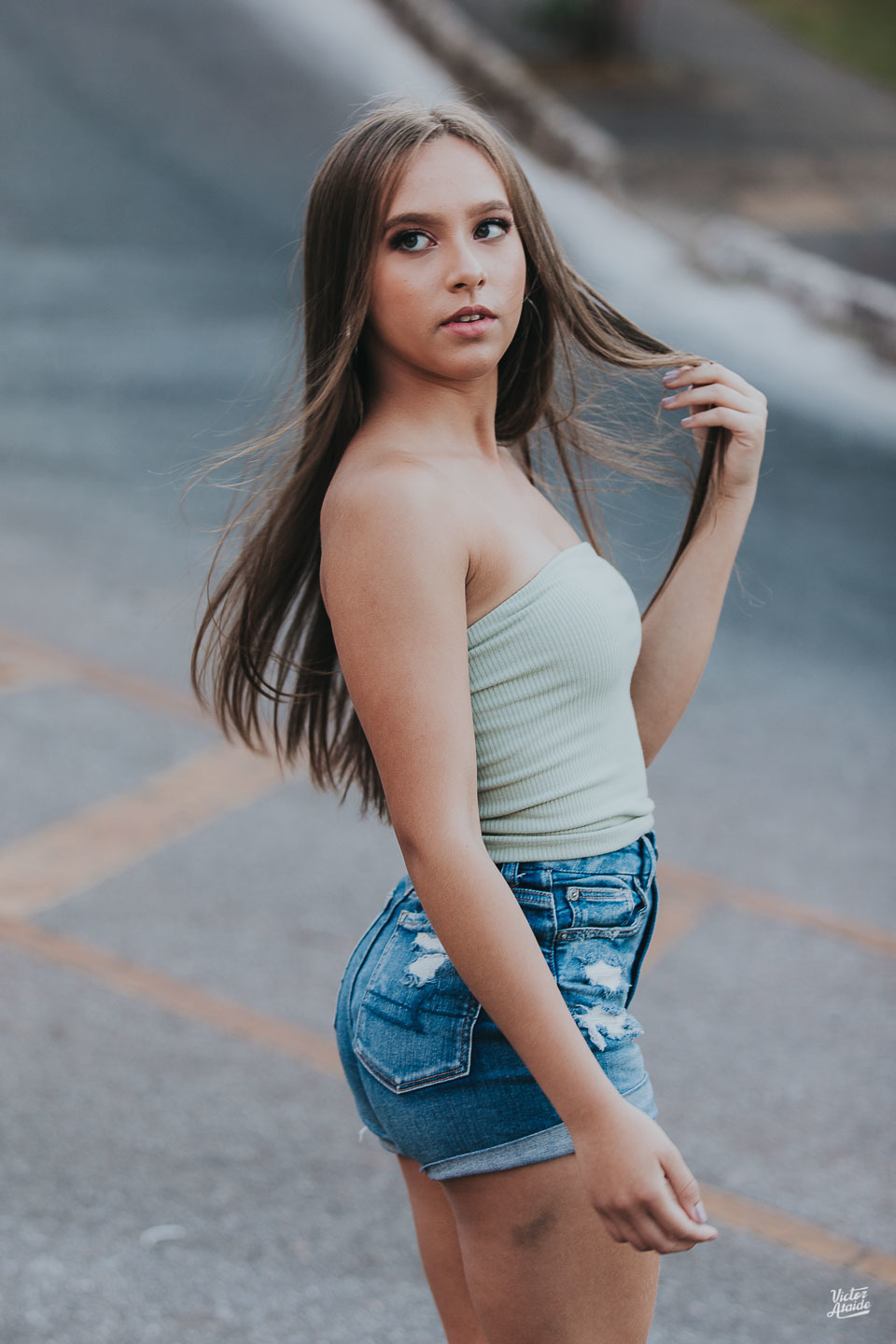 ensaio deburante, ensaio de 15 anos, fotografia, victor ataide, praça do papa, belo horizonte, sentada, rua, asfalto