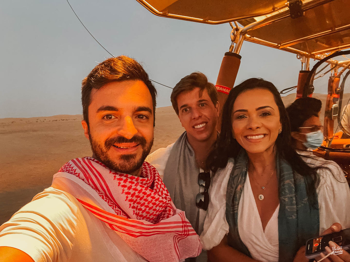 Victor Ataide com o casal Cristiane e Ricardo no Vôo de Balão em Dubai