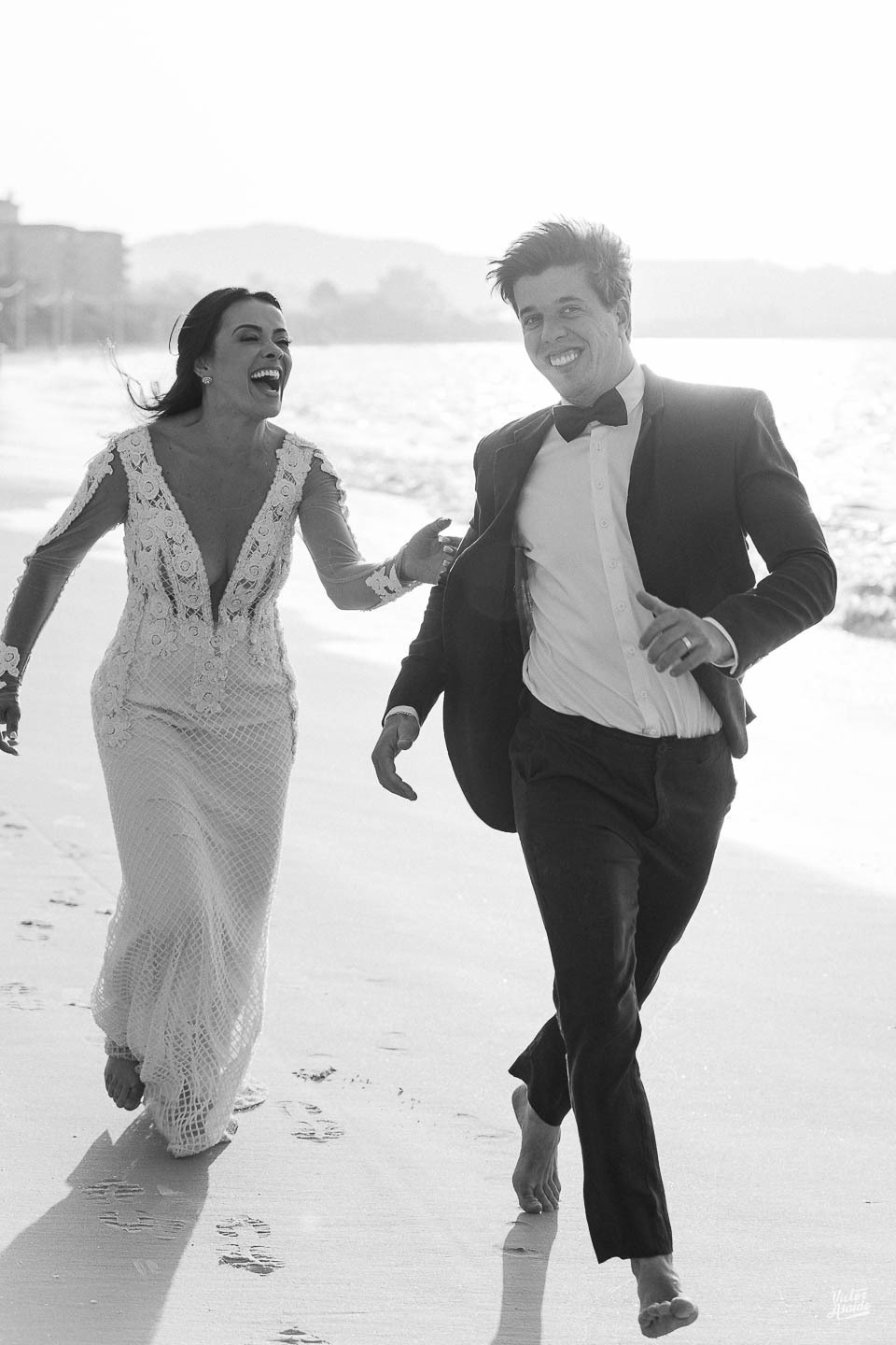 belo horizonte, ensaio na praia, florianólopis, fotografia, fotógrafo, fotógrafo de casamento, jurerê internacional, noivos, pedro leopoldo, praia, santa catarina, vestido de noiva, victor ataide, pé na areia, p&b, preto e branco