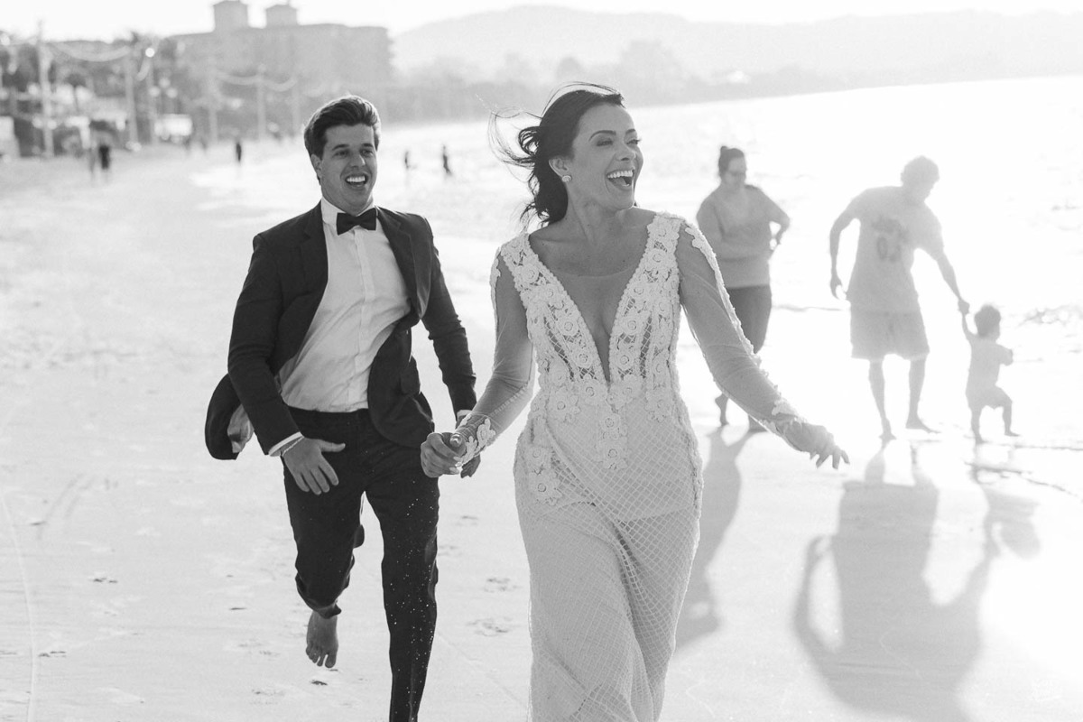 belo horizonte, ensaio na praia, florianólopis, fotografia, fotógrafo, fotógrafo de casamento, jurerê internacional, noivos, pedro leopoldo, praia, santa catarina, vestido de noiva, victor ataide, pé na areia