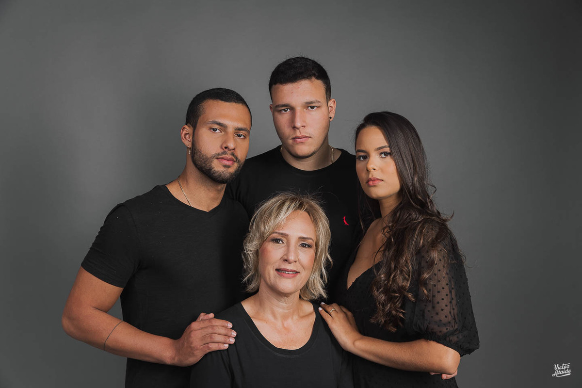 ensaio de família bh, fotos de família, retrato de família bh, ensaio pais e filhos, estúdio fotográfico bh, família de preto, retrato de família