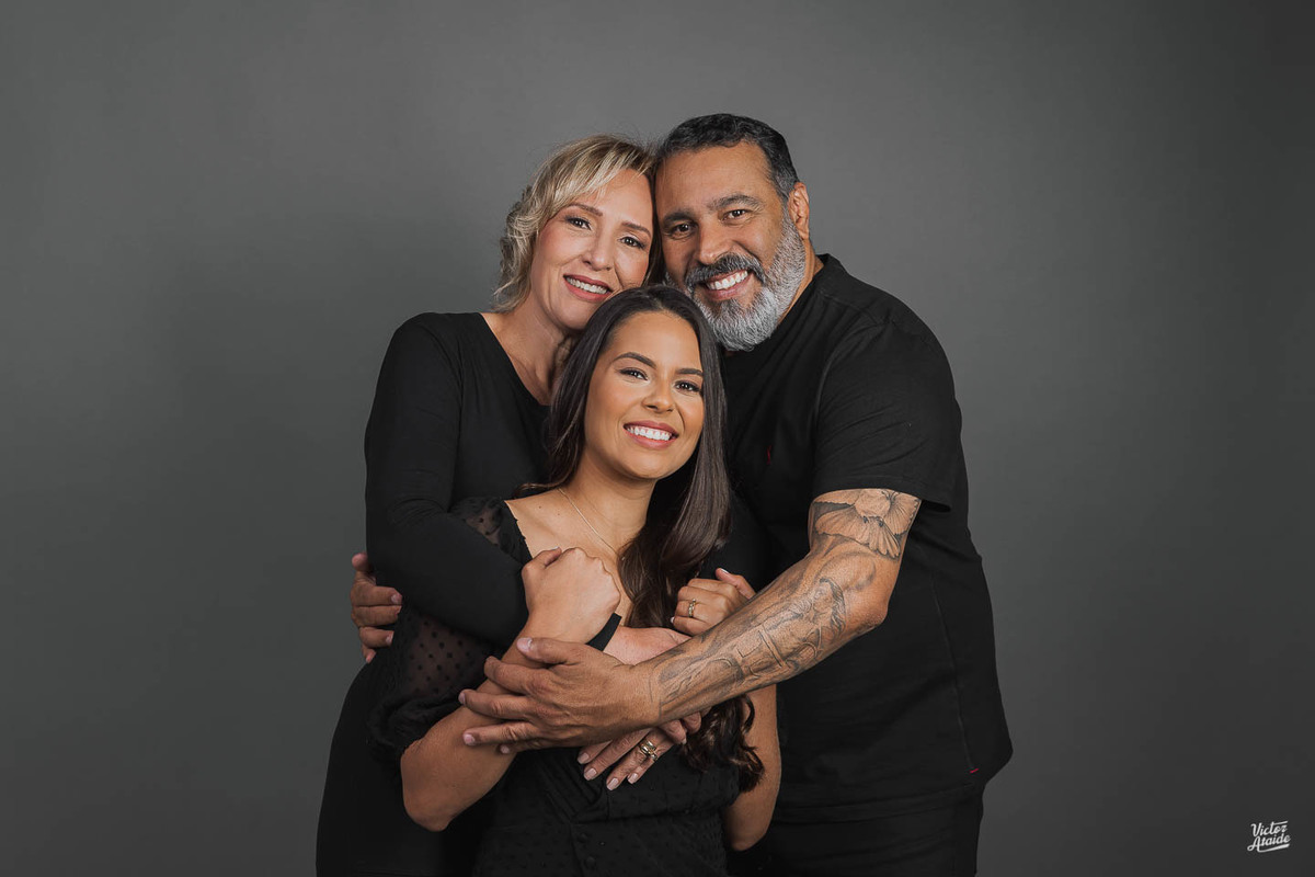 ensaio de família bh, fotos de família, retrato de família bh, ensaio pais e filhos, estúdio fotográfico bh, família de preto, retrato de família