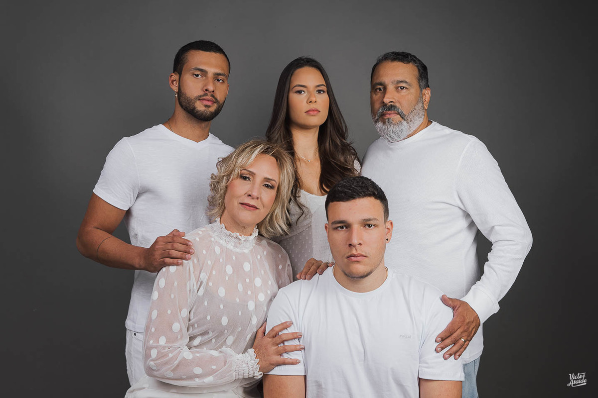 ensaio de família bh, fotos de família, retrato de família bh, ensaio pais e filhos, estúdio fotográfico bh, família de branco, retrato de família