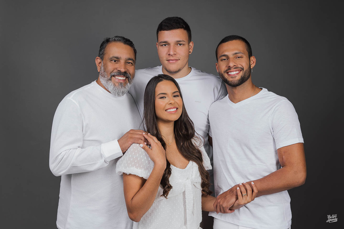 ensaio de família bh, fotos de família, retrato de família bh, ensaio pais e filhos, estúdio fotográfico bh, família de branco, retrato de família