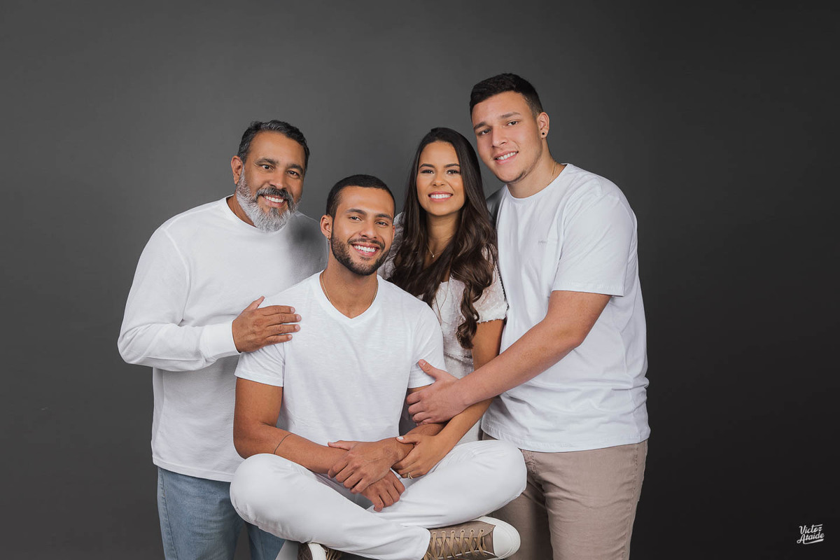 ensaio de família bh, fotos de família, retrato de família bh, ensaio pais e filhos, estúdio fotográfico bh, família de branco, retrato de família