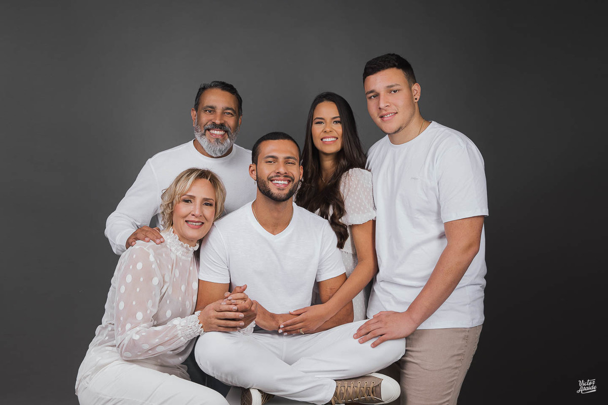 ensaio de família bh, fotos de família, retrato de família bh, ensaio pais e filhos, estúdio fotográfico bh, família de branco, retrato de família