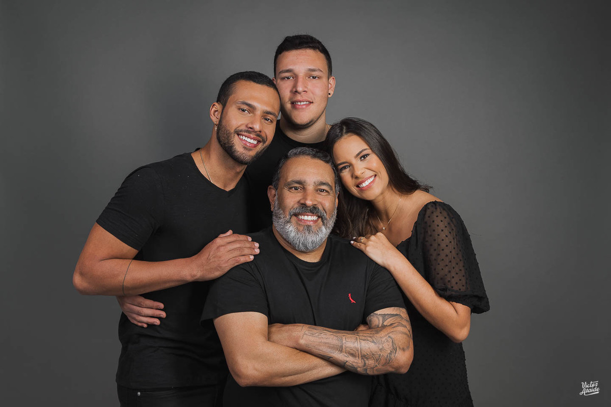 ensaio de família bh, fotos de família, retrato de família bh, ensaio pais e filhos, estúdio fotográfico bh, família de preto, retrato de família