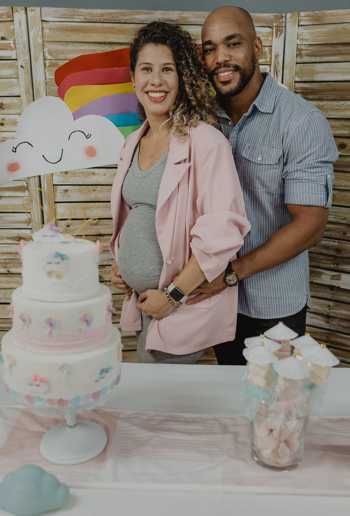 A grávida Letícia e Tulio a comemorar chá de bebé da Eloy