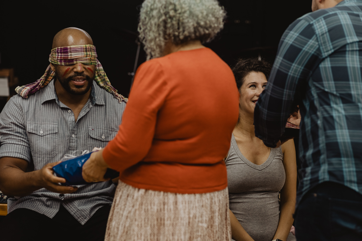 Descobrir o que tem dentro dos presentes.