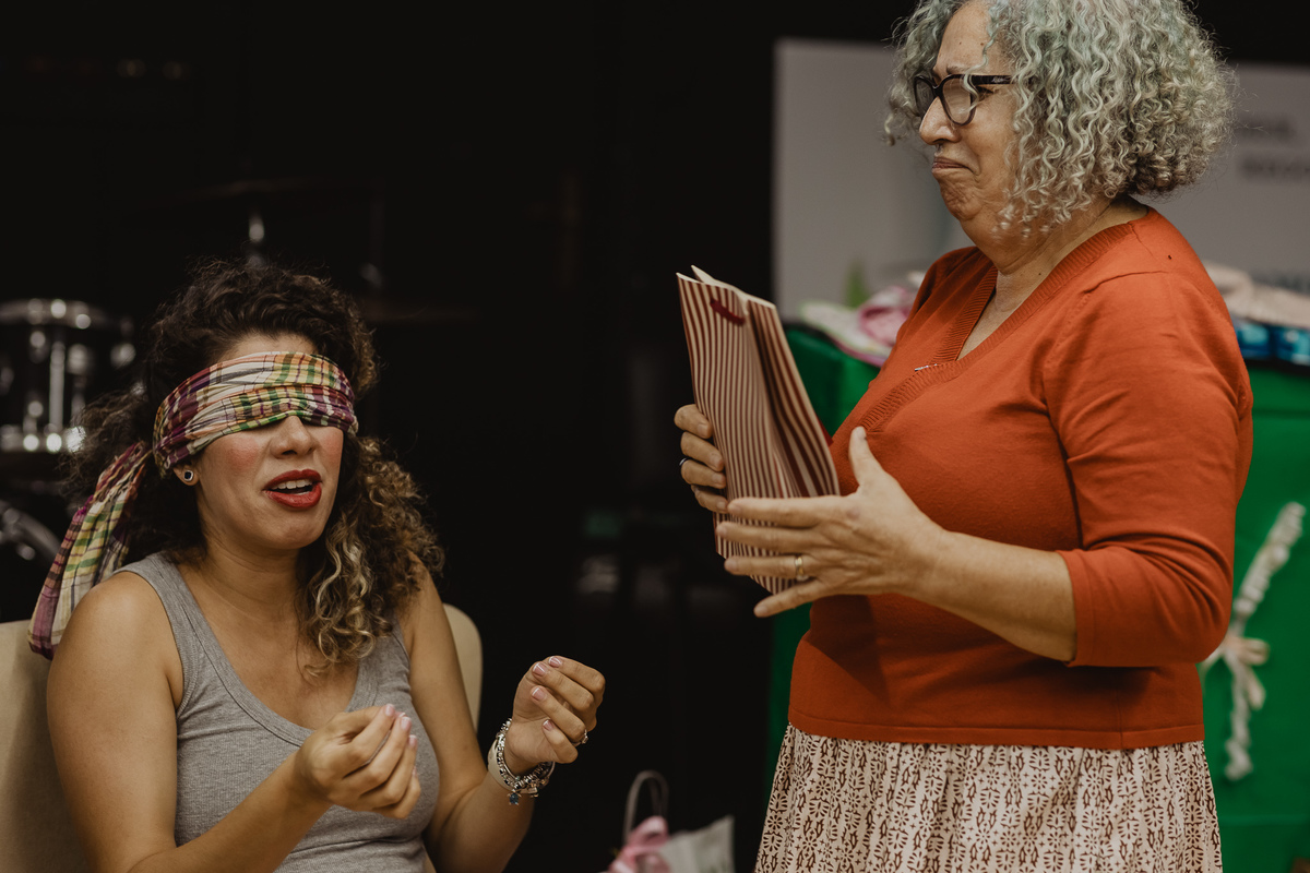 A Letícia a tentar descobrir os presentes da Eloy.