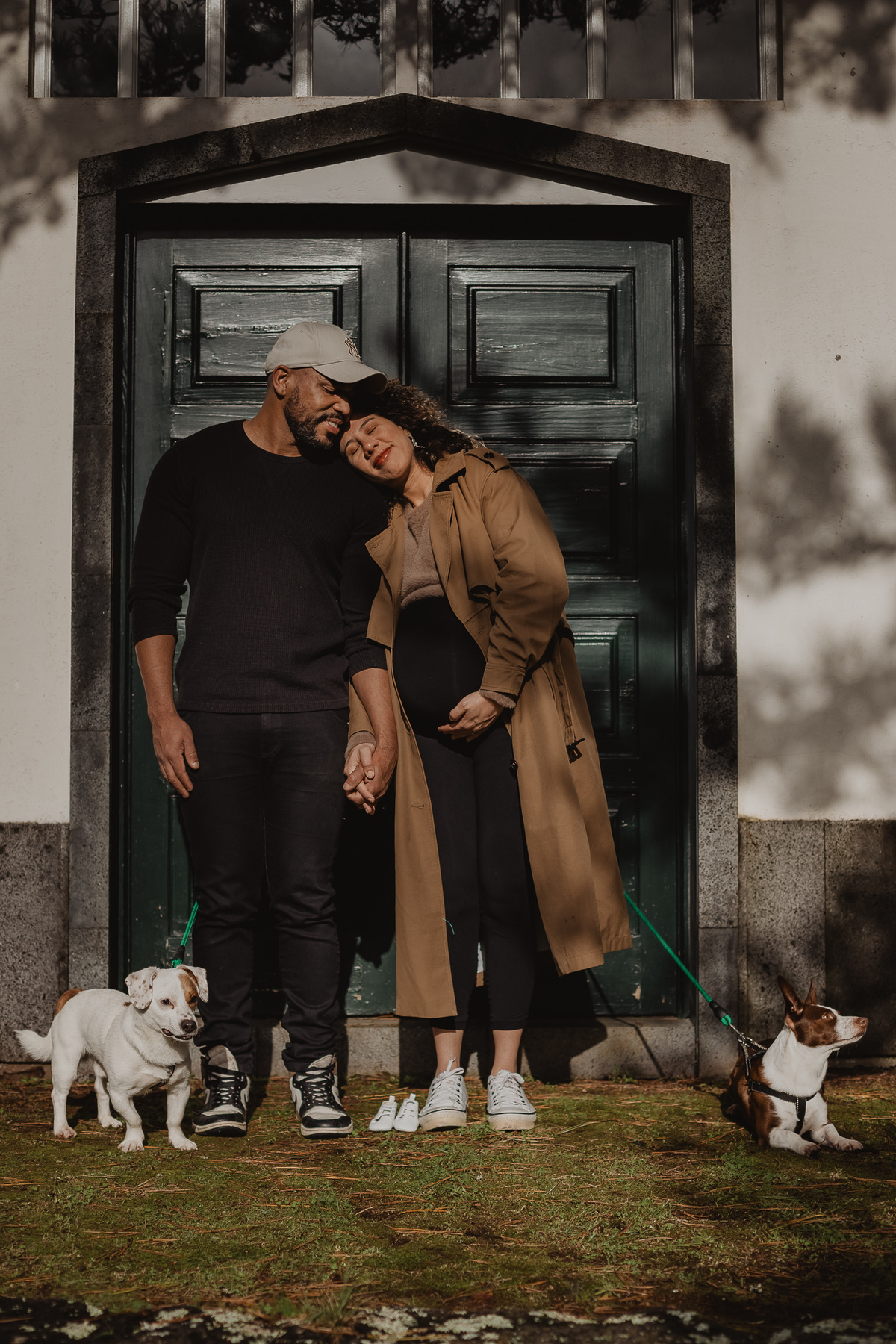 O casal na sessão de grávida com os seus cães e  com mais um sapatinho da Eloy que vai nascer em breve 