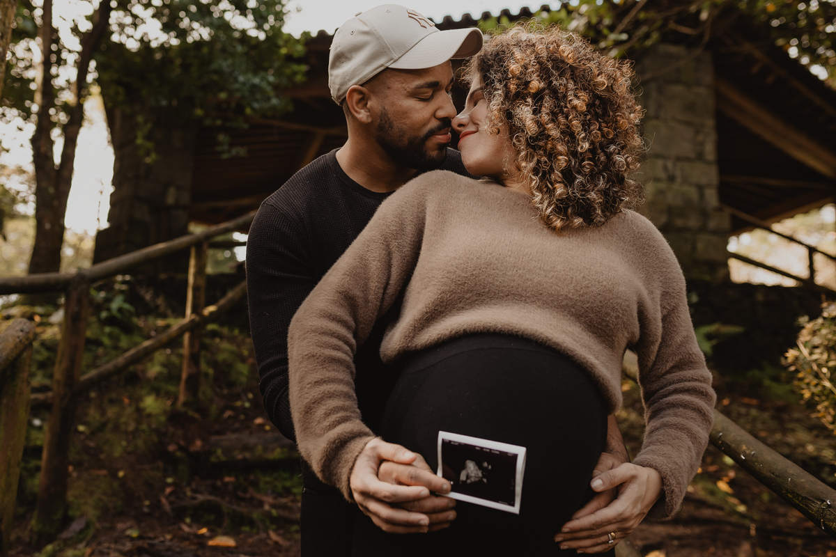 carinhos do casal na na sua sessão de grávida 