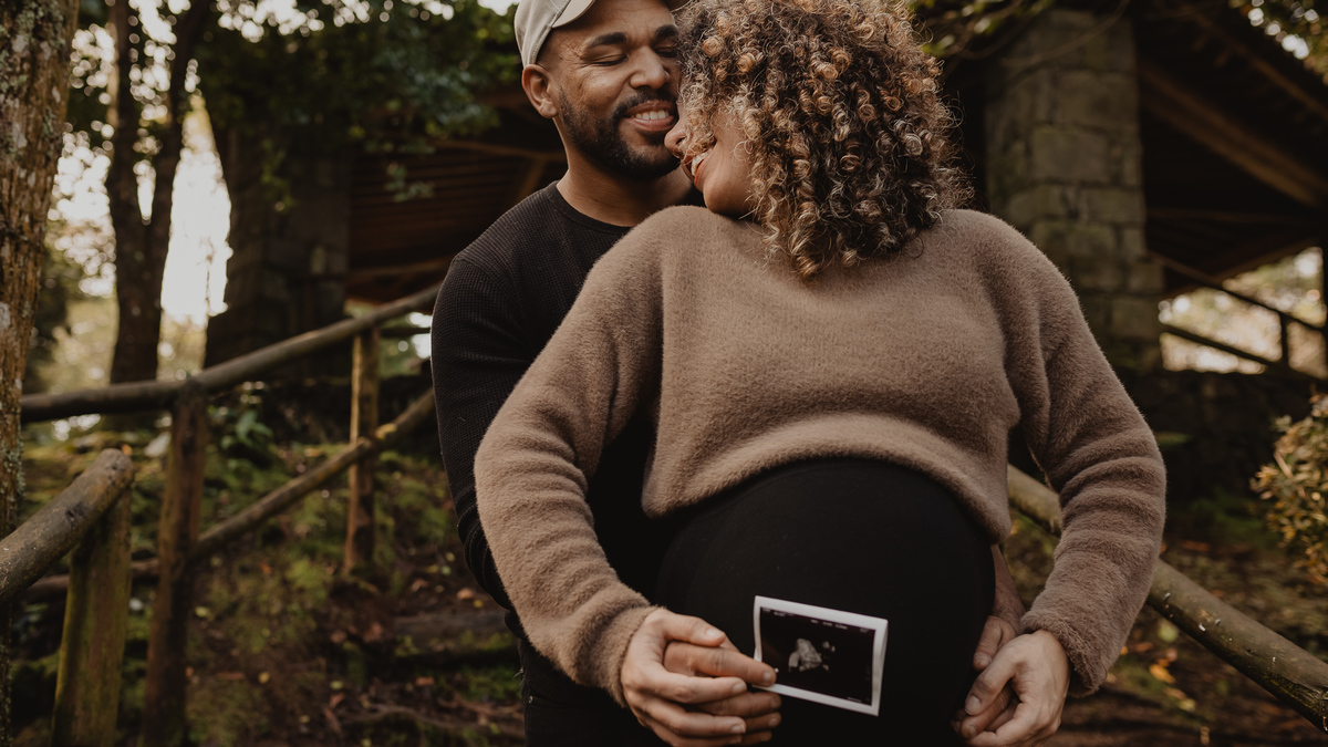 carinhos do casal na na sua sessão de grávida