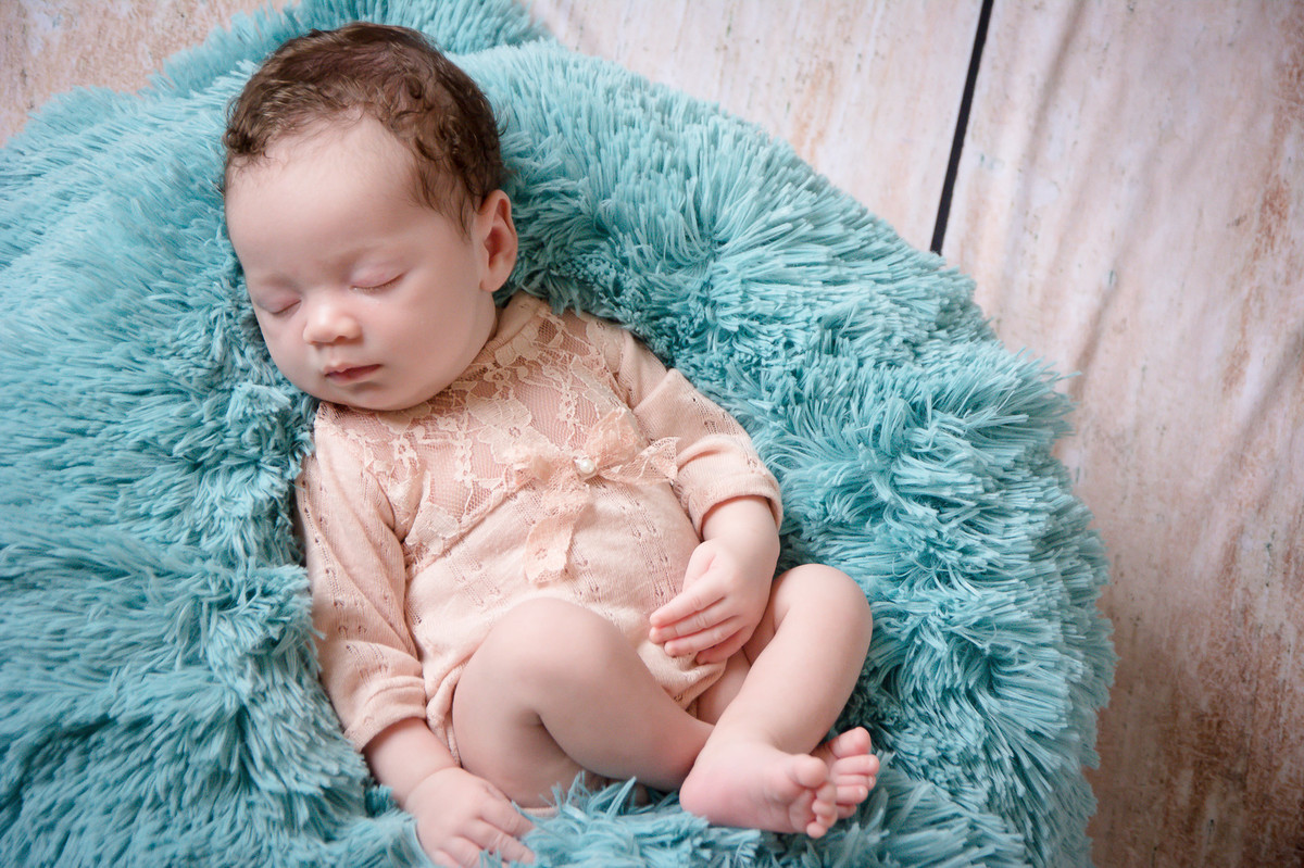 Recem nascido, flokati azul, bebe dormindo