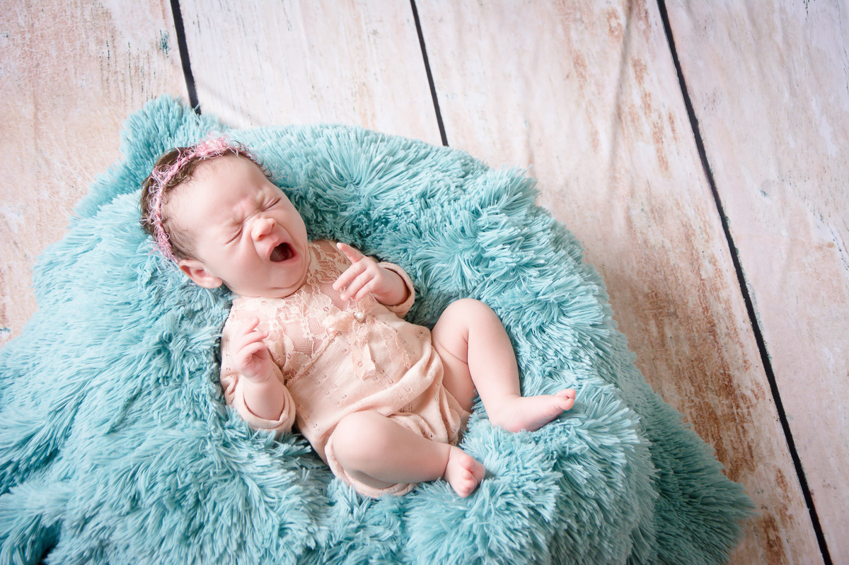 recem nascido bocejando