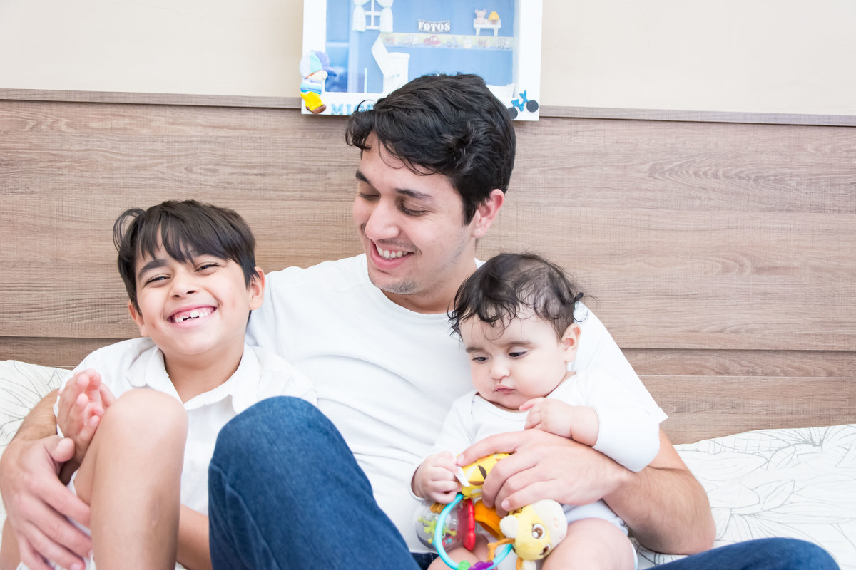 Irmão de 7 anos com papai e irmãozinho de 7 meses