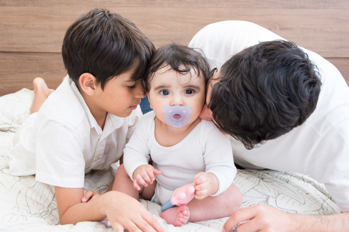 Irmãozinho, bebê e papai, chupeta soothie avent