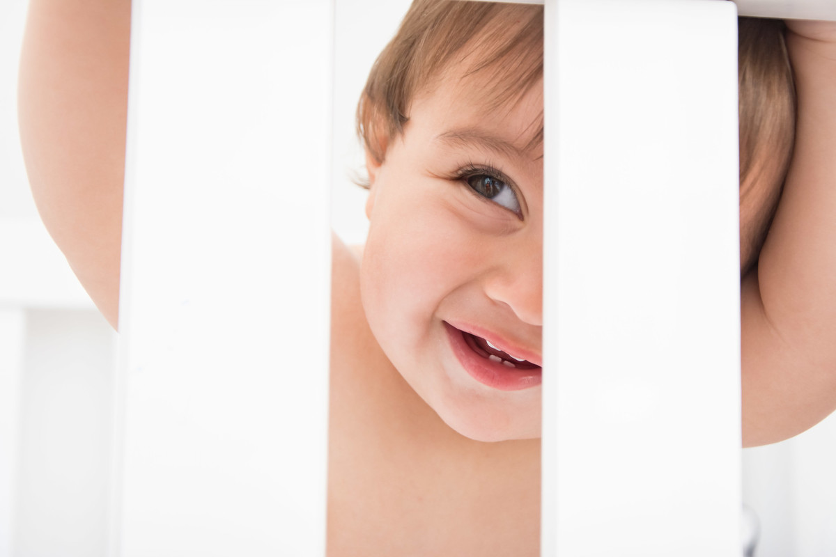 bebê desconfiado no berço