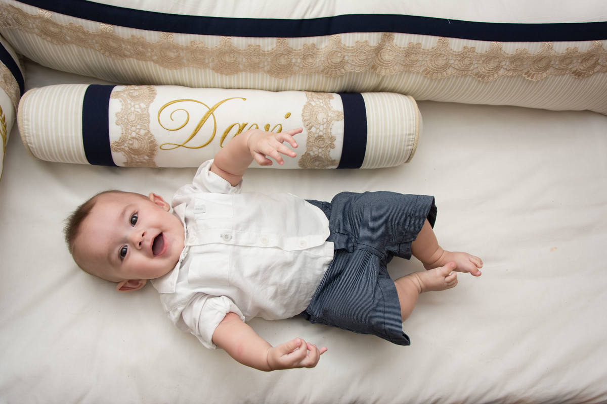 bebê no berço com protetor de berço