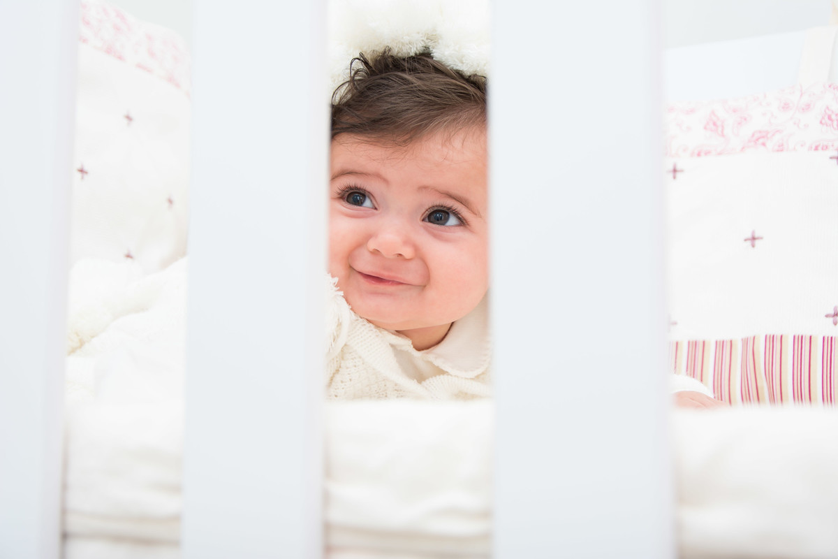 bebê com roupa de inverno no berço