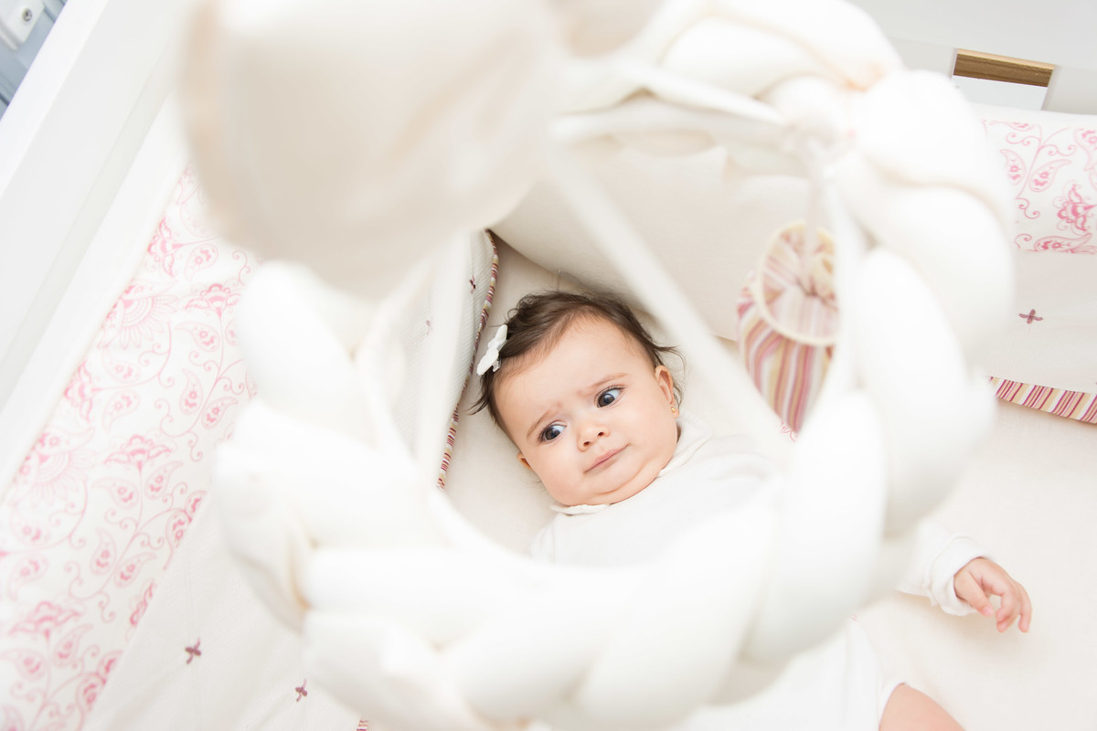 mobile de berço, bebê no berço