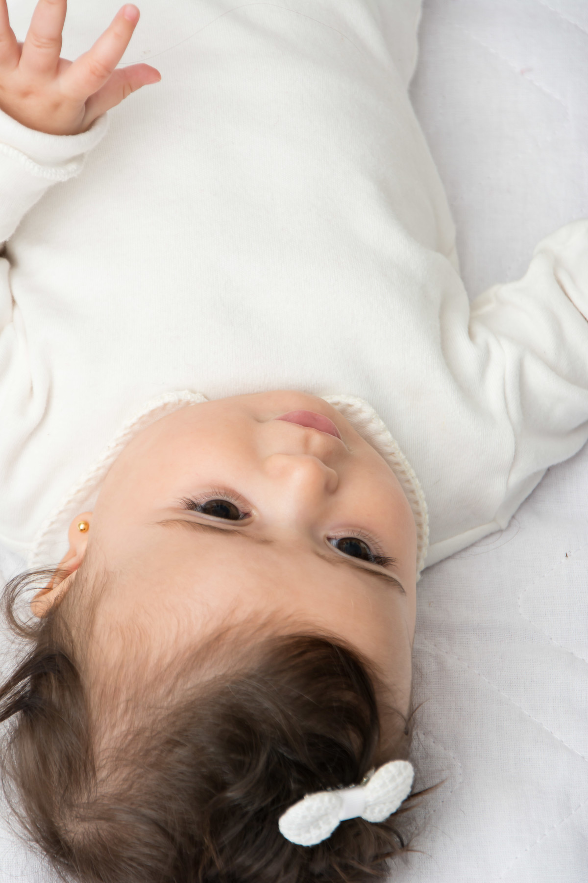 bebê com lacinho na cabeça