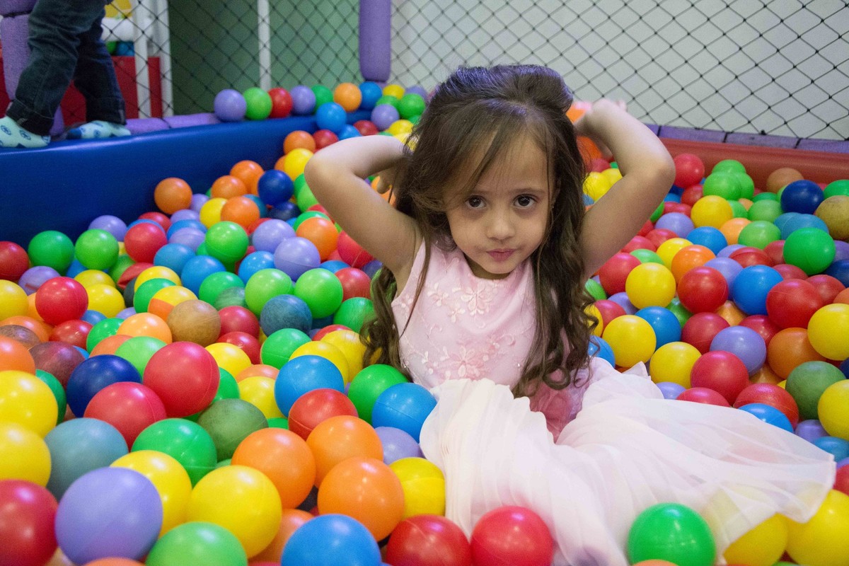 criança na piscina de bolinhas