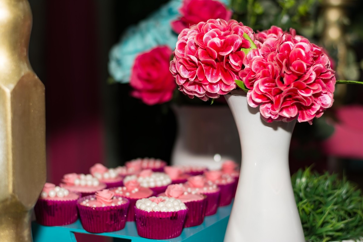 Decoração azul turquesa 15 anos festa debutante Arujá - SP por Paty Ramalho Fotografa gerbera vermelha