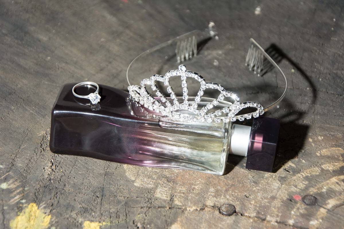 Decoração azul turquesa 15 anos, perfume, coroa e anel de debutante por Paty Ramalho fotografa de Itaquaquecetuba