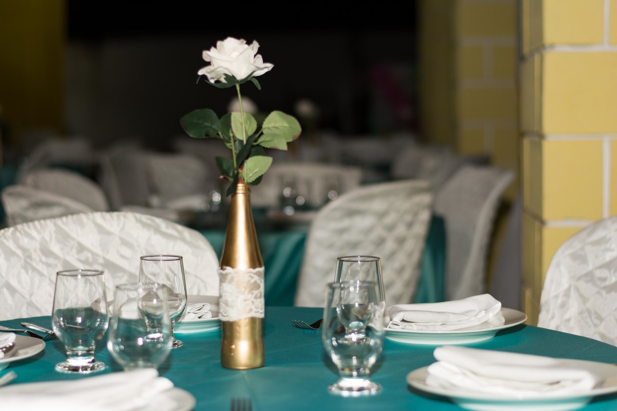 Decoração azul turquesa 15 anos festa debutante Arujá - SP por Paty Ramalho Fotografa centro de mesa dourado