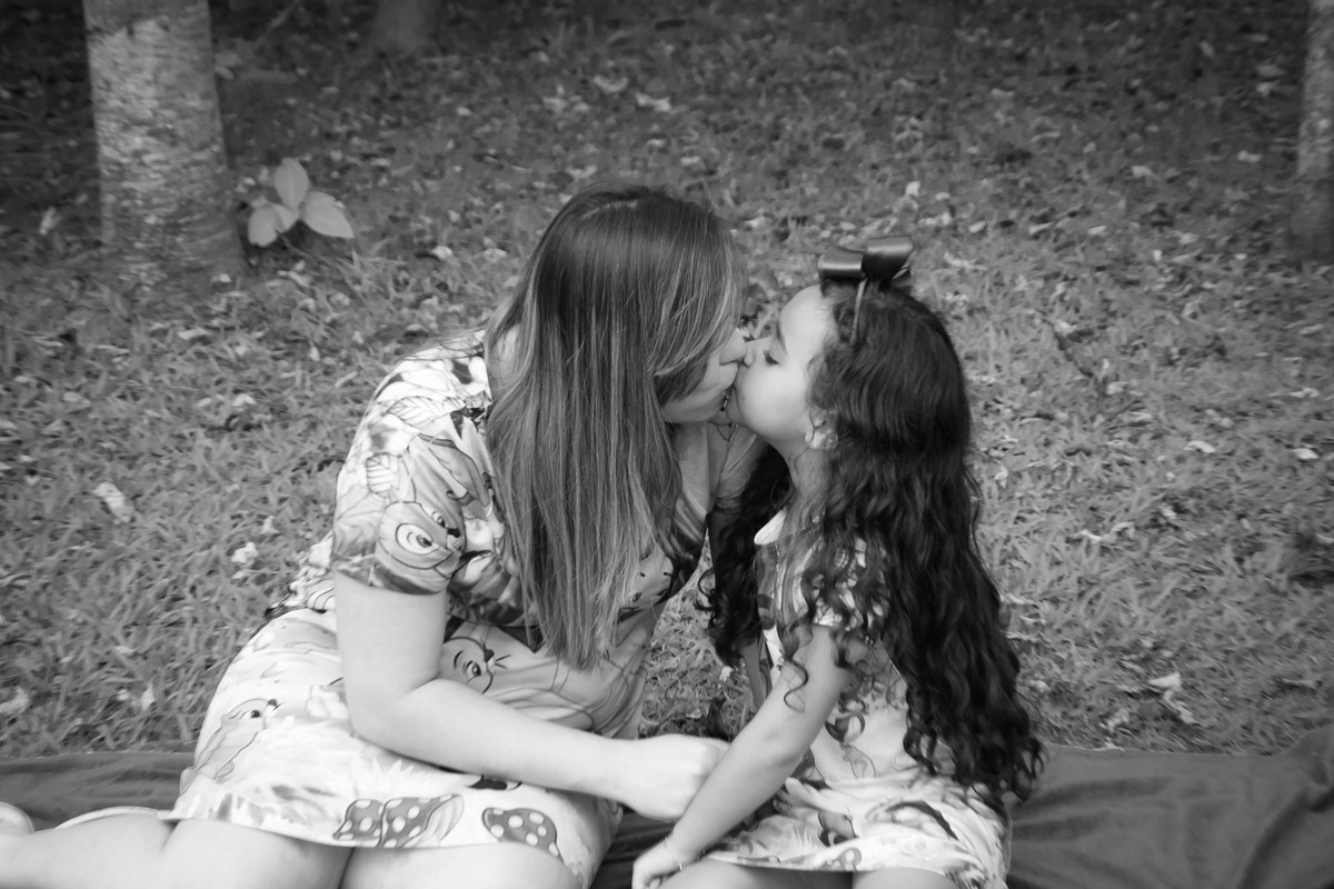 mãe e filha, amor, carinho, parque centenario de mogi das cruzes por pato ramalho fotografa