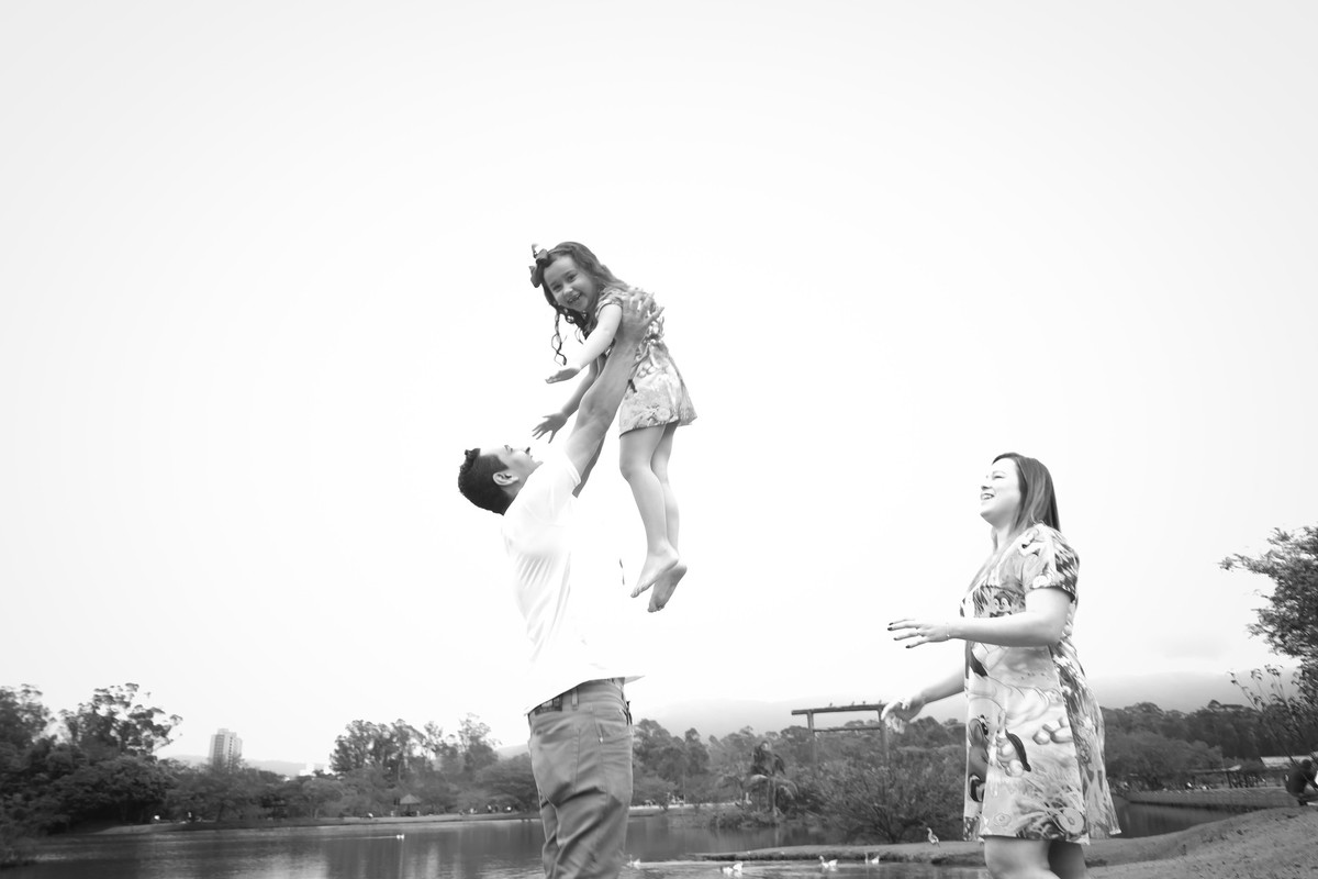 pai jogando filha pro ar no parque centenario