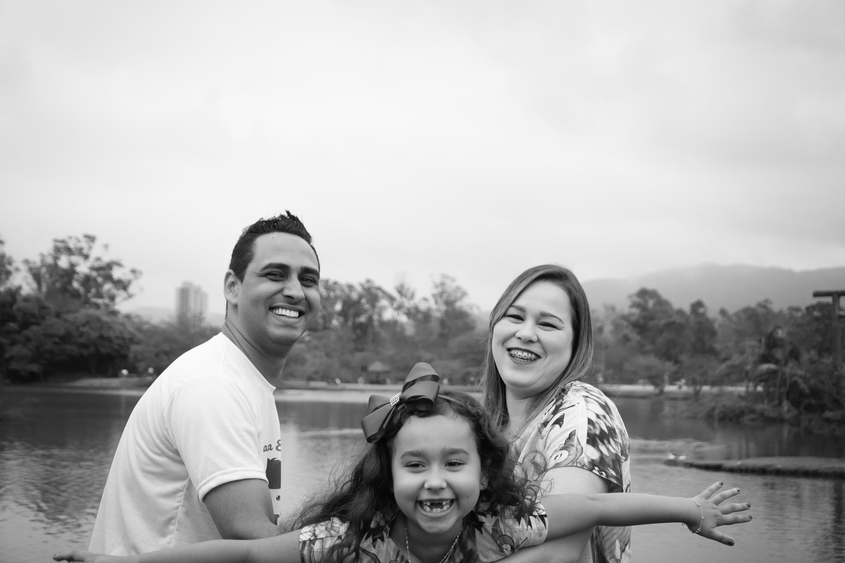 pais brincando com criança no parque centenário de mogi das cruzes por pato ramalho fotografa