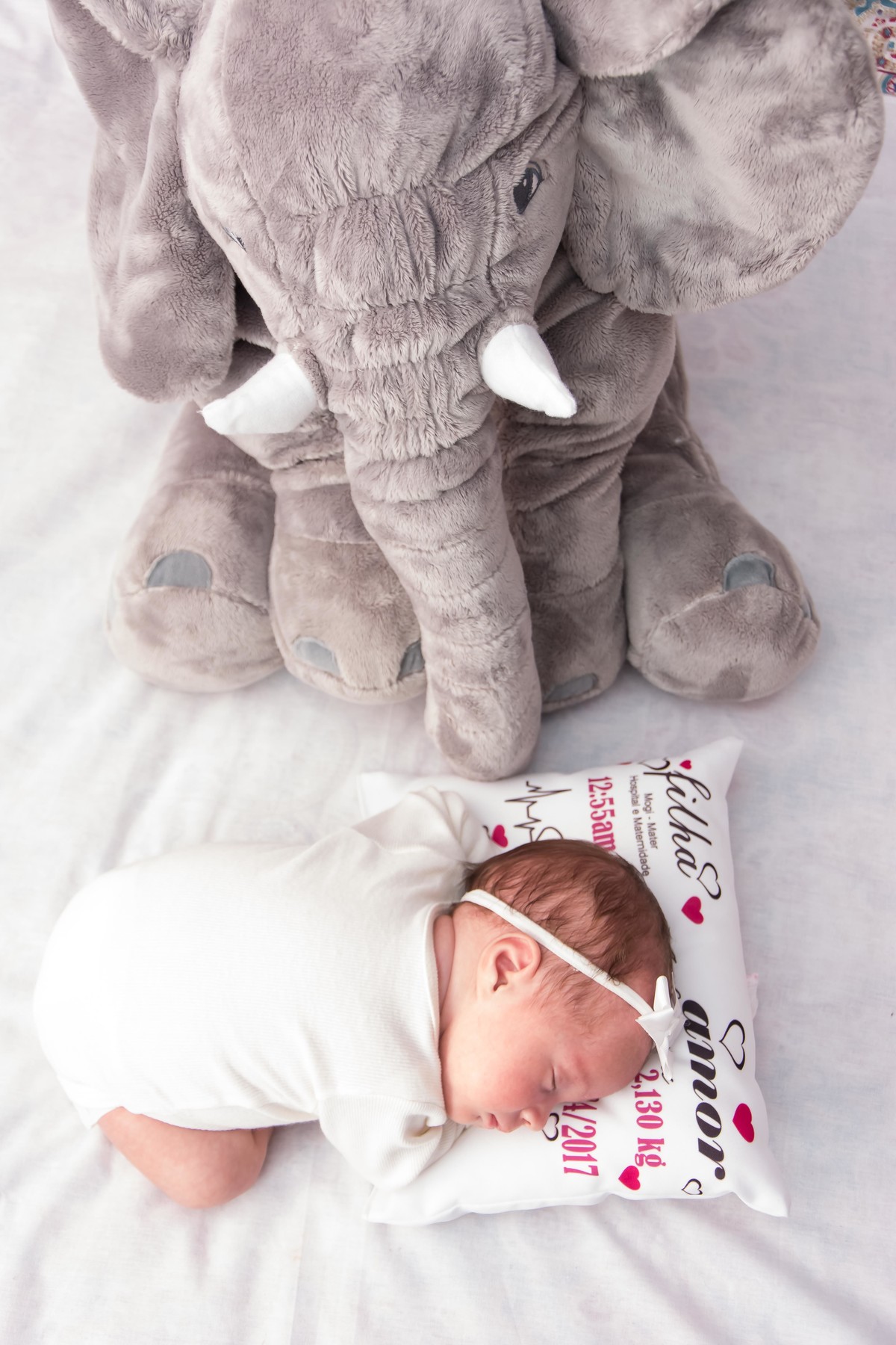 bebe dormindo elefante cinza