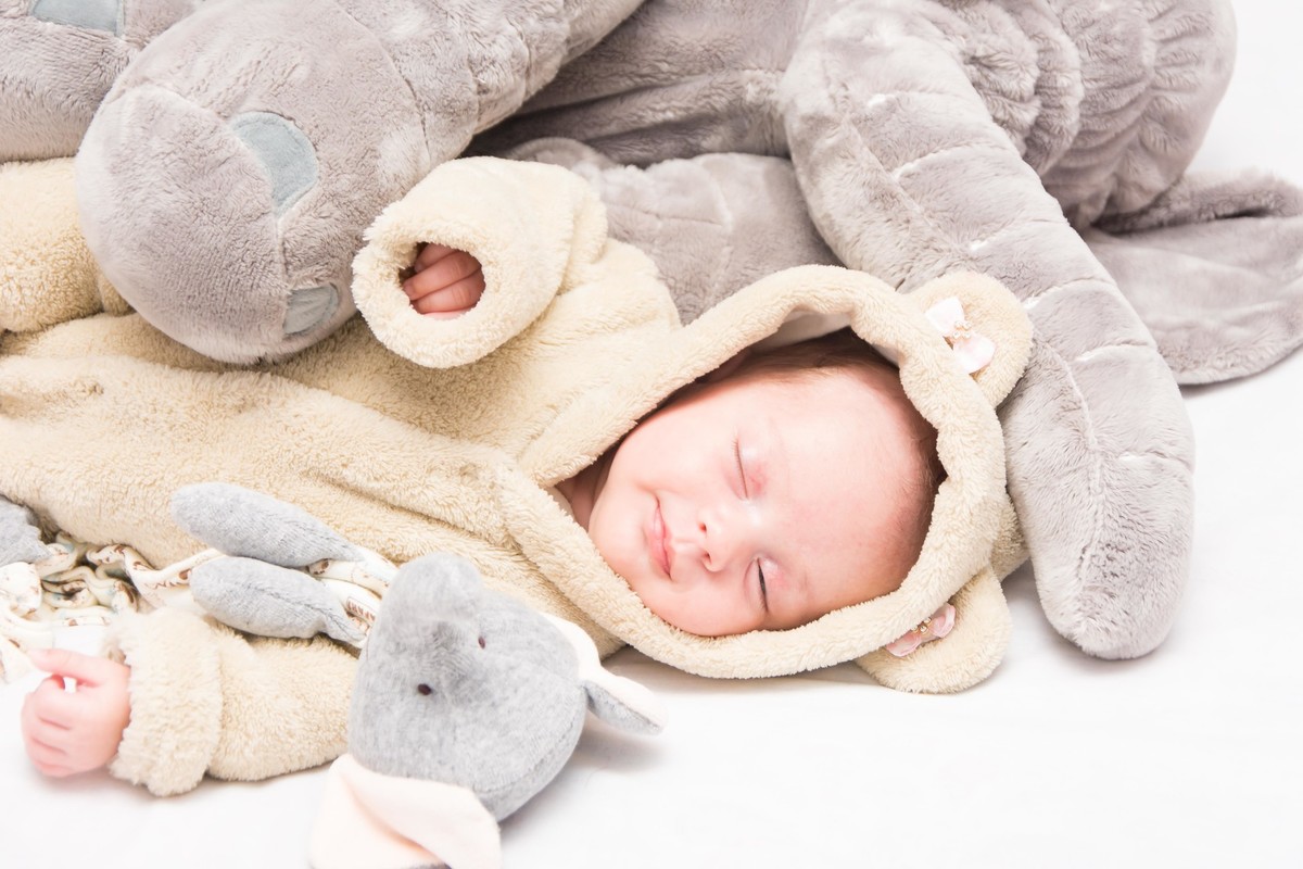 bebe com macacão de cursinho dormindo