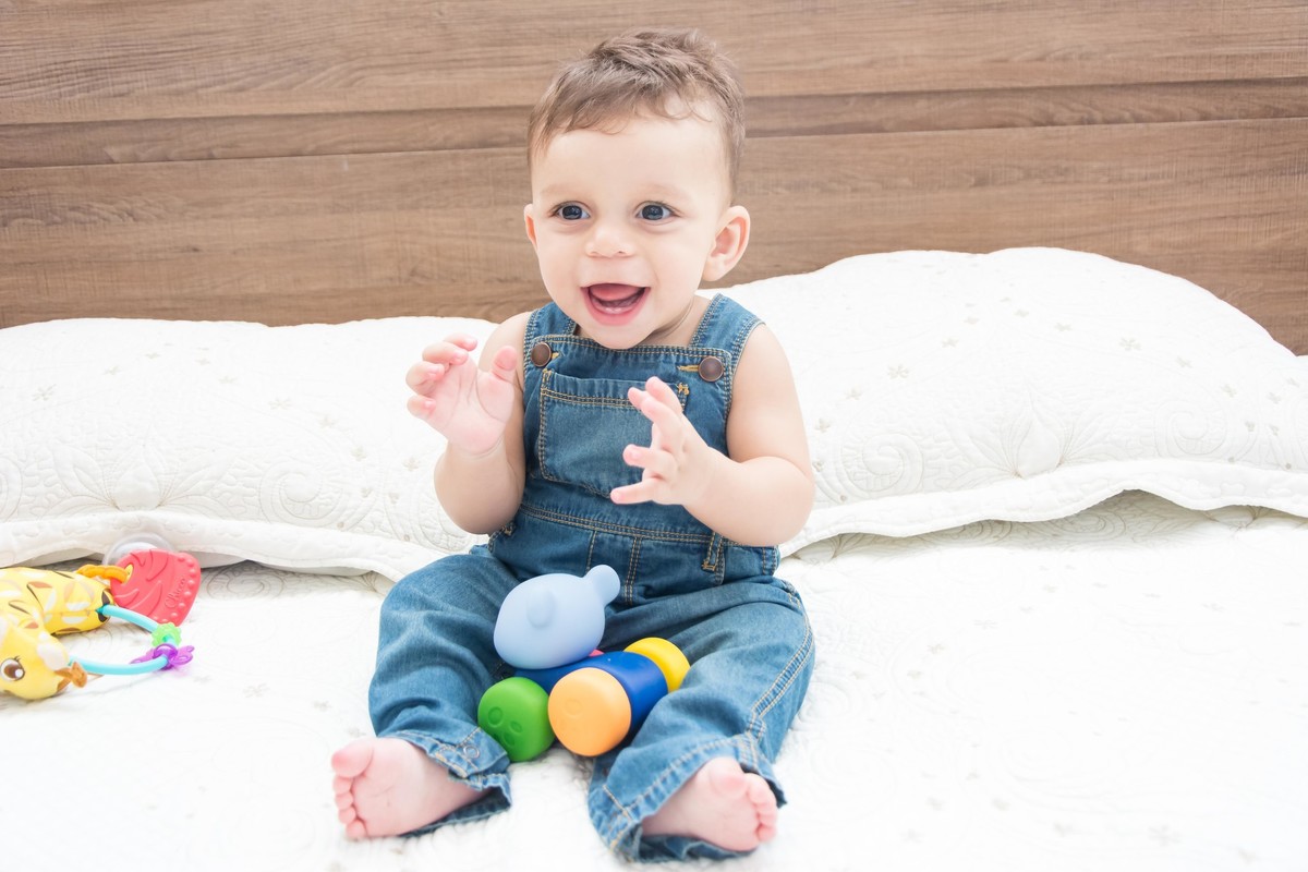 Bebe de 9 meses batendo palminha por Paty Ramalho Fotografa de Itaquaquecetuba - SP