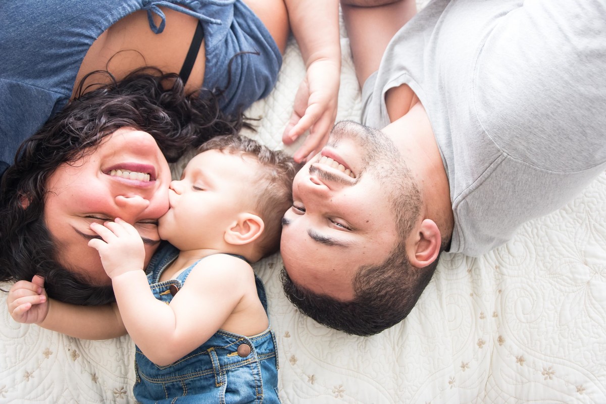 Bebe beijando a mãe com o papai por Paty Ramalho fotografa de Itaquaquecetuba - SP