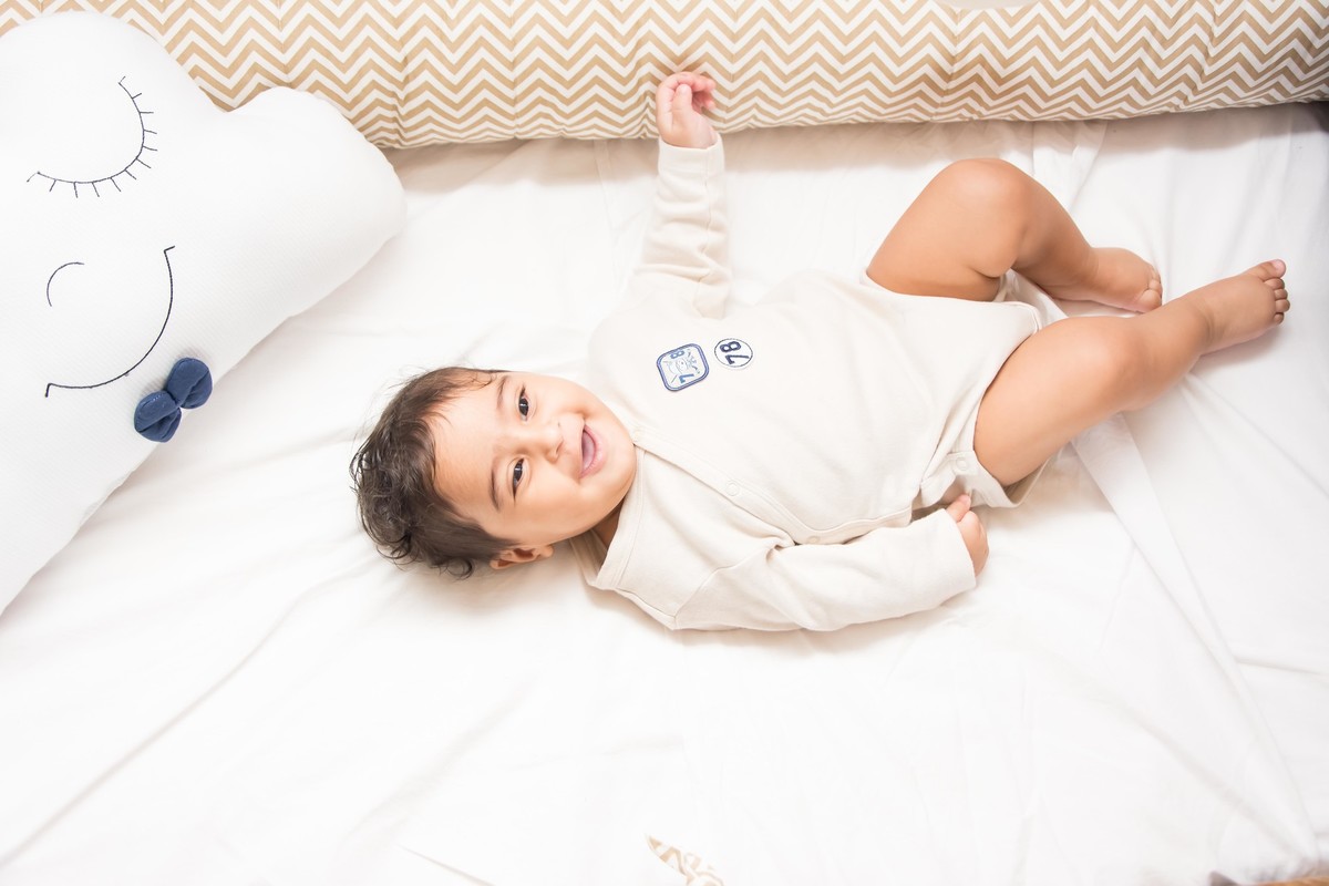 Bebe deitado no berço por Paty Ramalho Fotografa de Itaquaquecetuba - SP