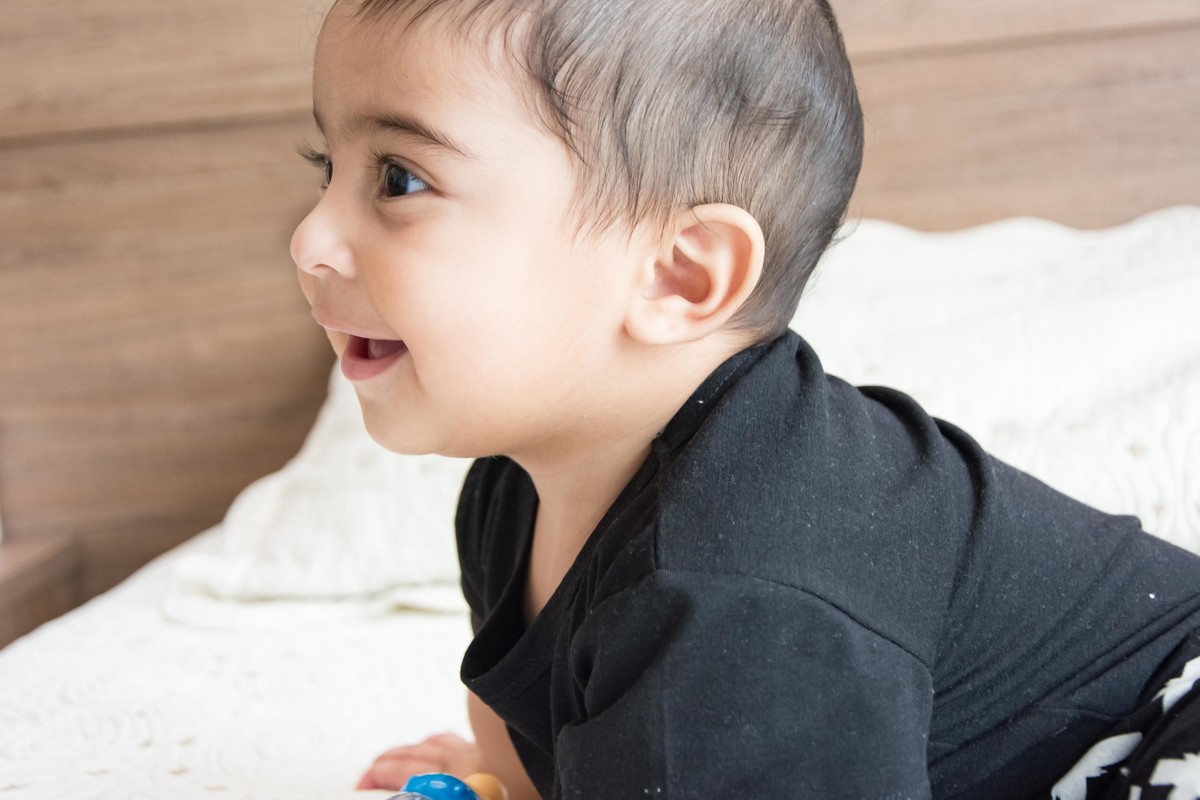 Bebê olhando de lado por Paty Ramalho Fotografa de Itaquaquecetuba - SP