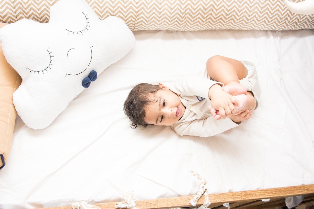 Bebê segurando os pezinhos por Paty Ramalho Fotografa de Itaquaquecetuba - SP