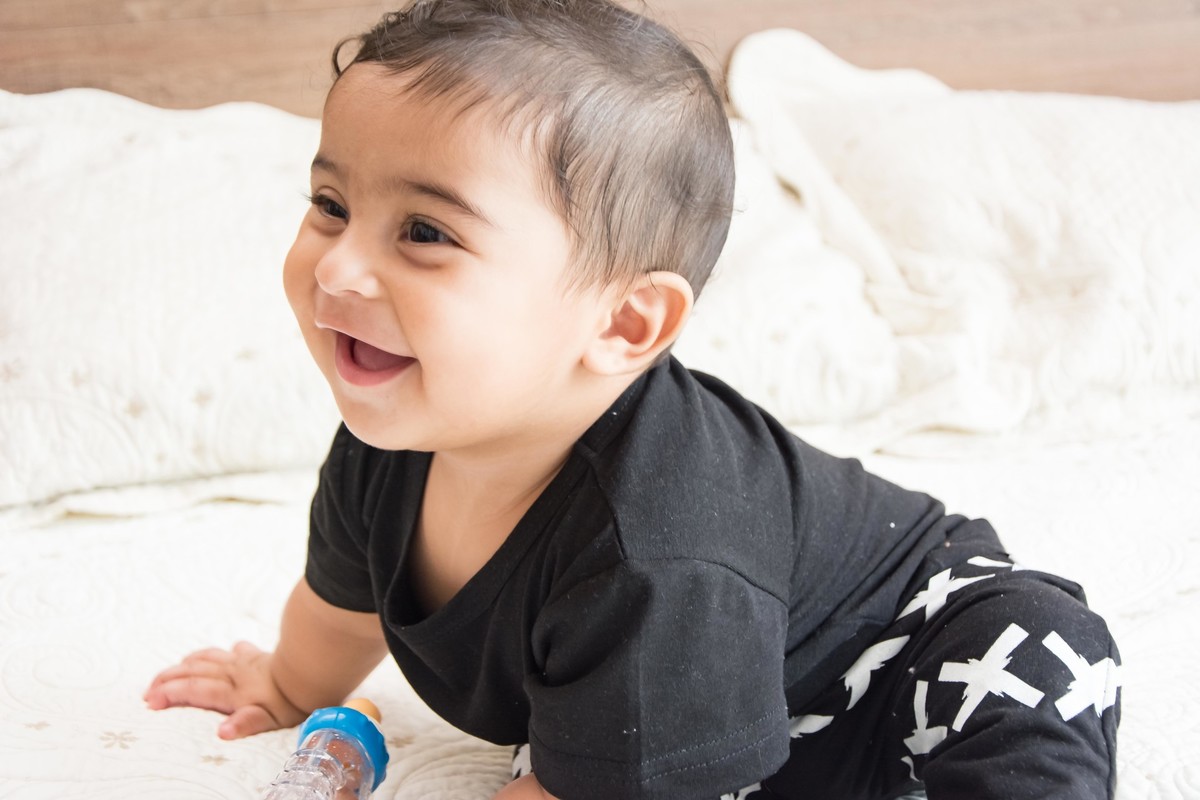 Bebe sorrindo de perfil por Paty Ramalho Fotografa de Itaquaquecetuba - SP