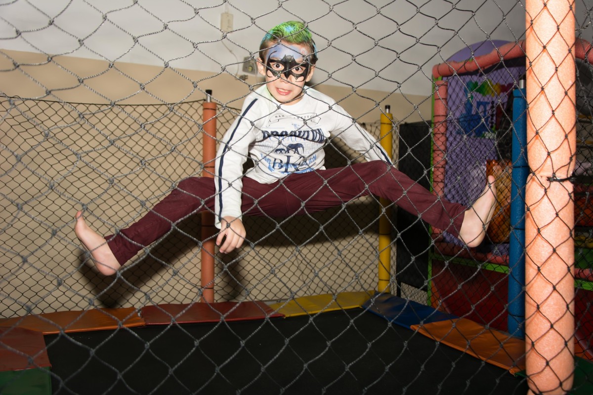 criança na cama elastica