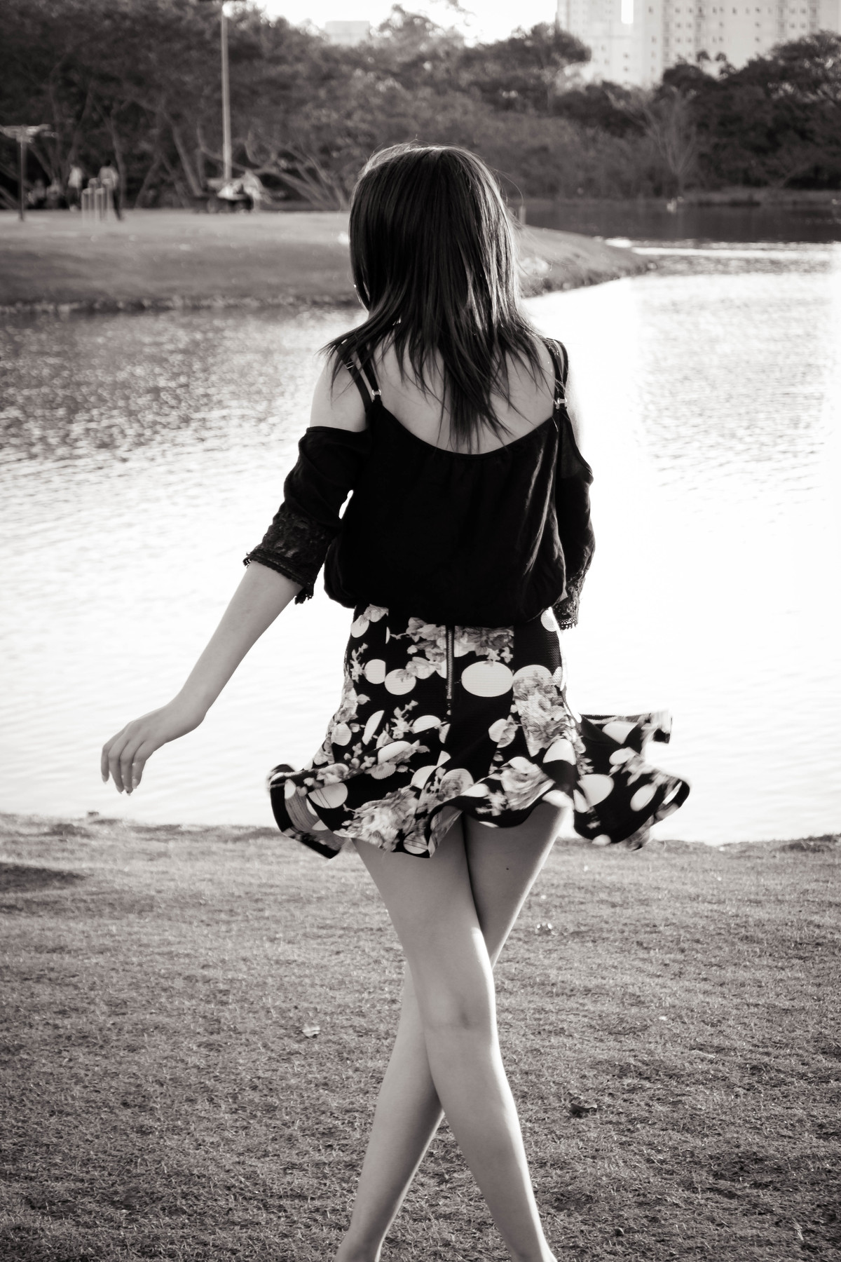 Ensaio debutante 15 anos menina dançando em frente a lago