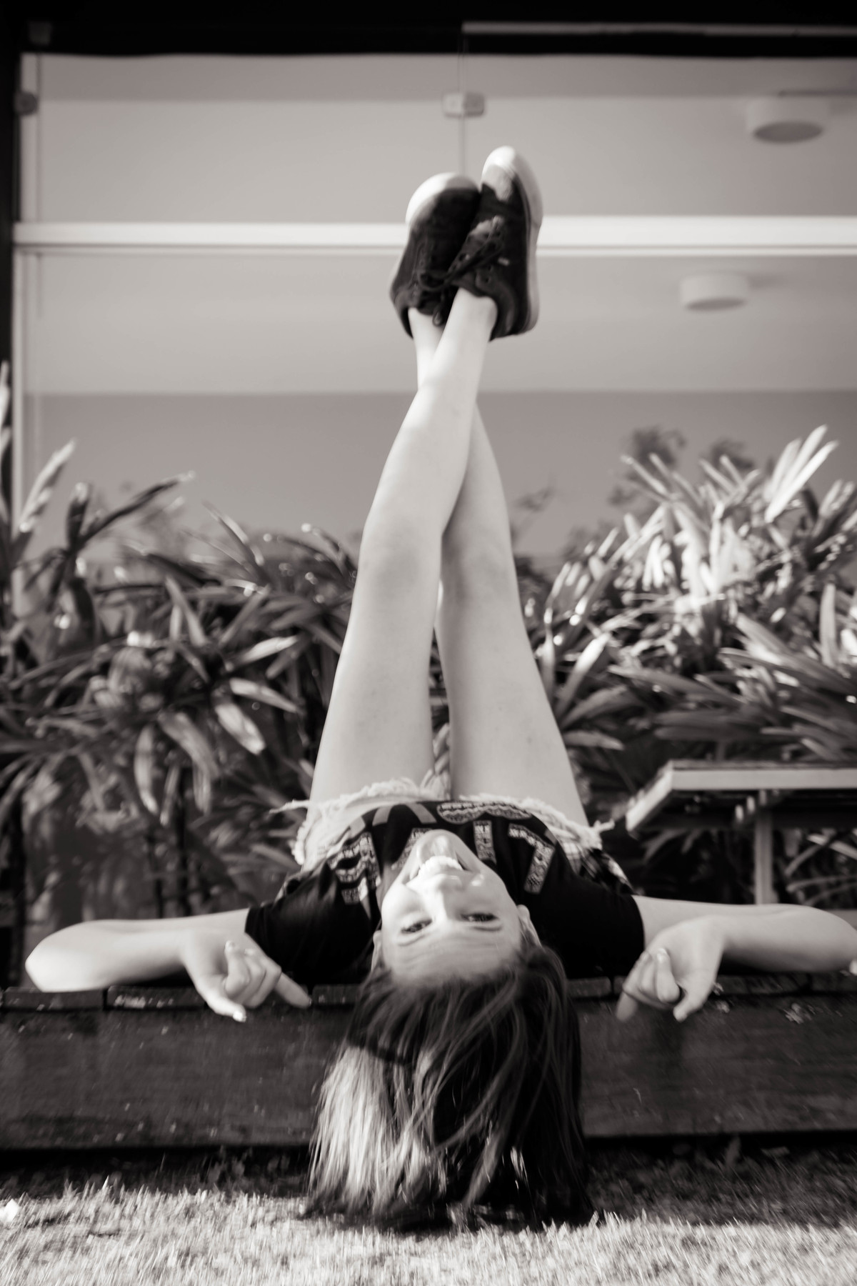 Ensaio debutante 15 anos menina deitada de pernas para cima