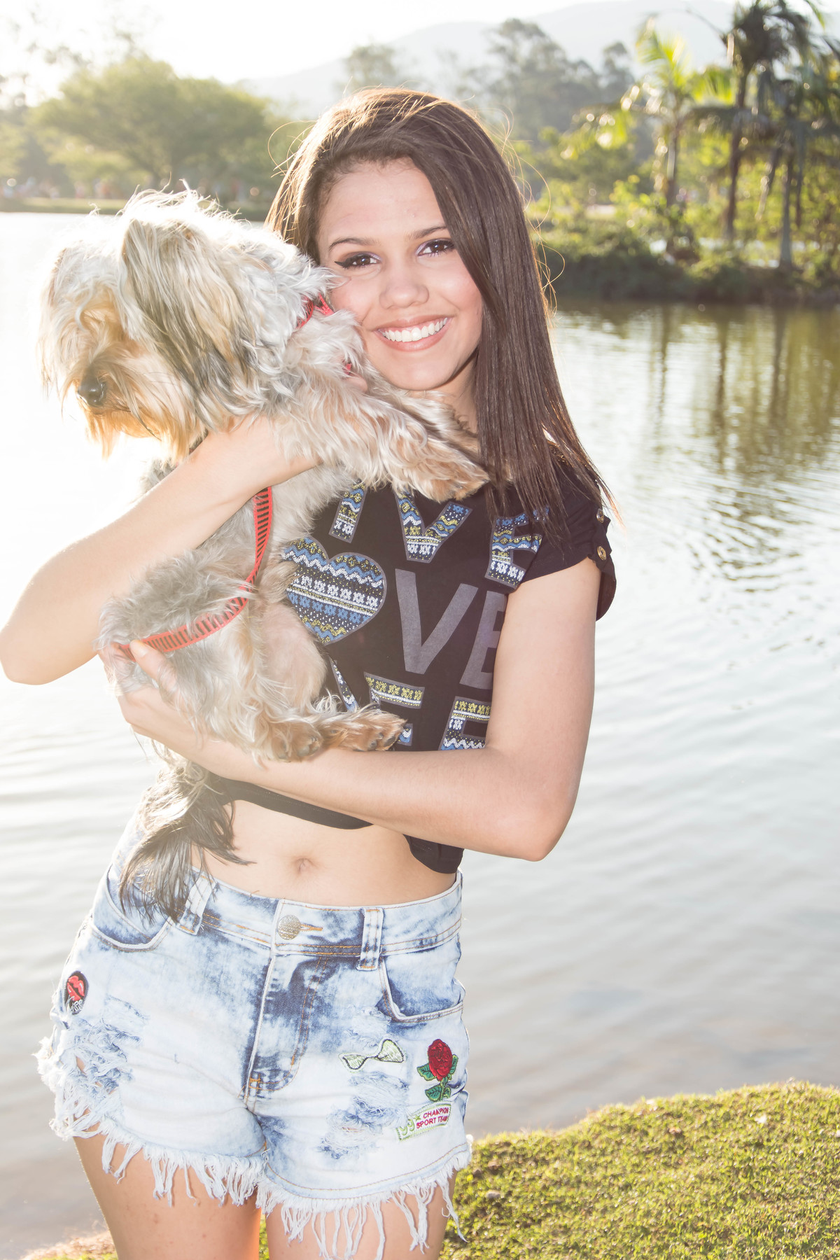 Ensaio debutante 15 anos menina com cachorro em frente a lago
