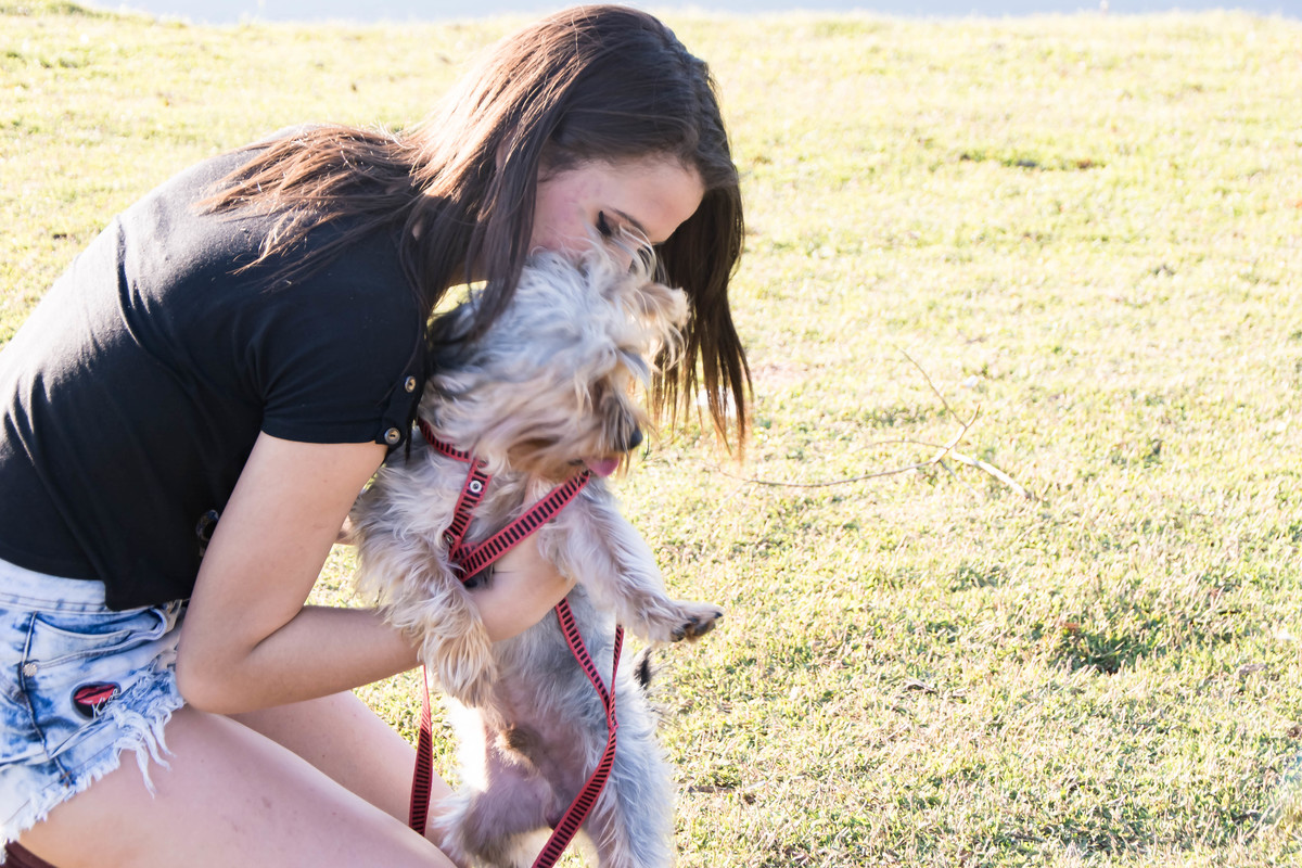 Ensaio debutante 15 anos menina com cachorro em frente a lago