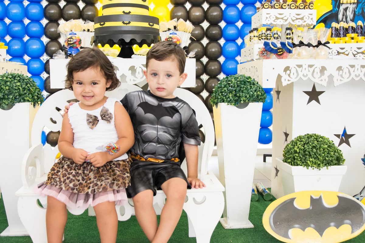 aniversario infantil em aruja, sp, crianças sentadas no banquinho