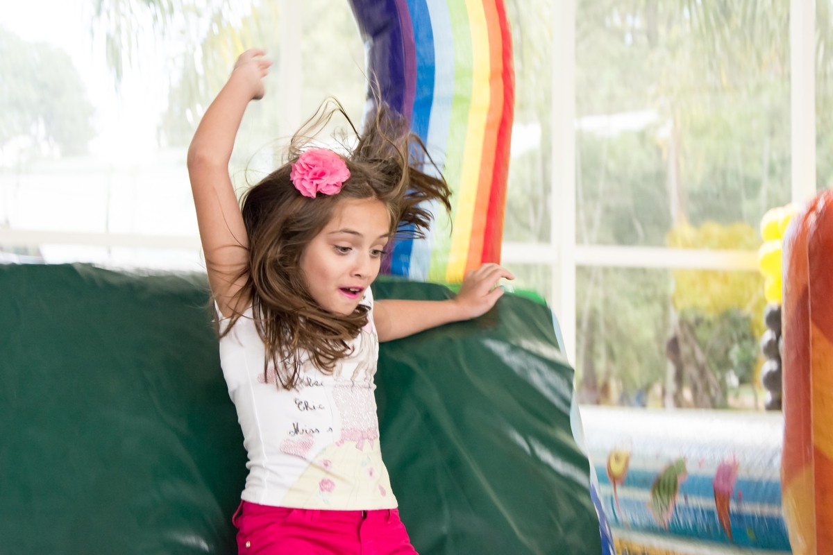 aniversario infantil em aruja, sp, criança escorregando